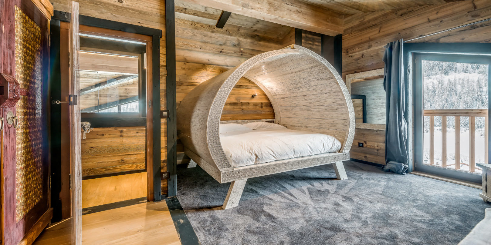 Chalet Ubud Tignes Les Brevieres Tignes-Val d'Isere Frankrijk wintersport skivakantie luxe slaapkamer sierlijk wit rond 2-persoonsbed raam bomen sneeuw