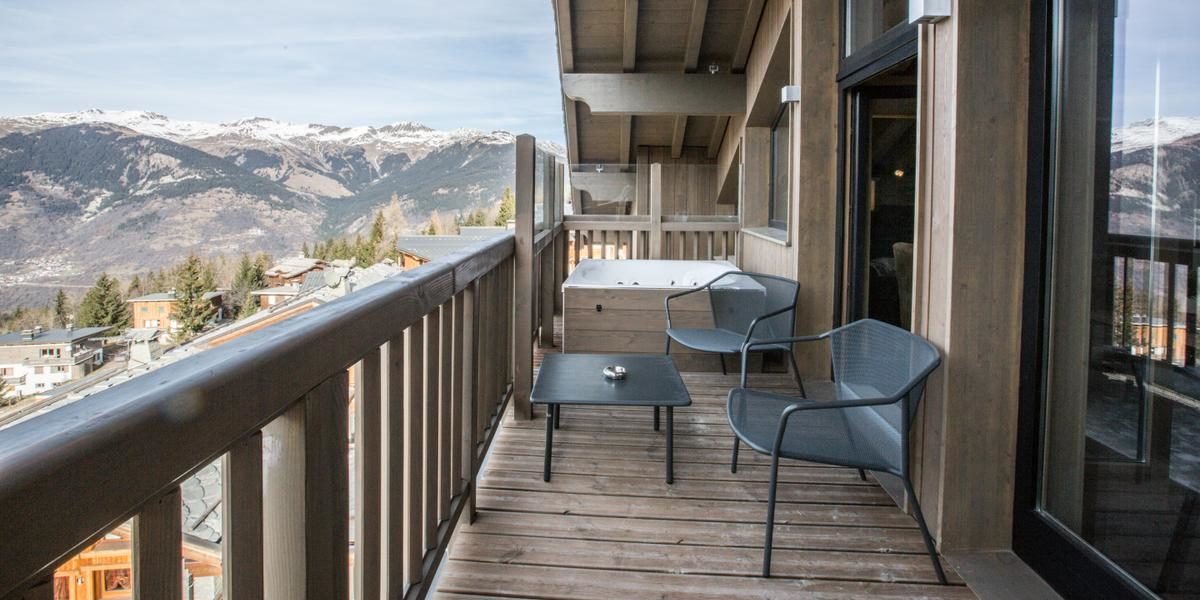 Alpine Residences Courchevel Les 3 Vallees Frankrijk wintersport skivakantie luxe Keystone Lodge terras jacuzzi uitzicht bomen bergen