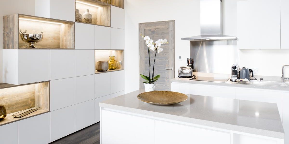 Alpine Residences Courchevel Les 3 Vallees Frankrijk wintersport skivakantie luxe Mammoth Lodge keuken kookeiland Orchidee fruitschaal klok decoratie