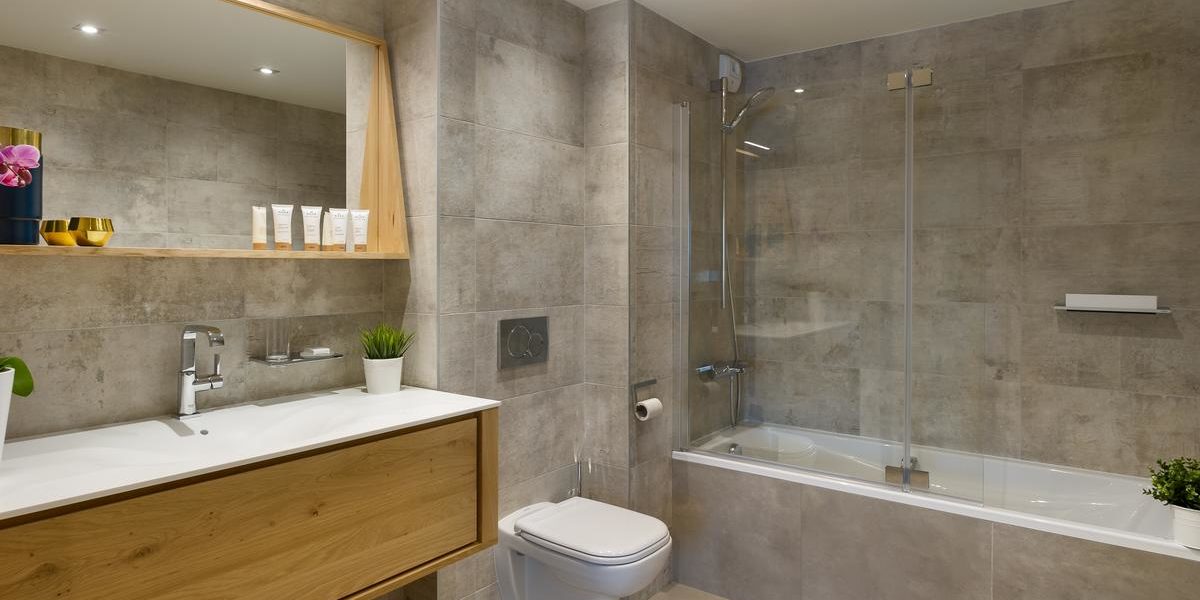 Alpine Residences Les Gets Les Portes du Soleil Frankrijk wintersport skivakantie luxe Annapurna badkamer bad wastafel spiegel plantjes badproducten toilet