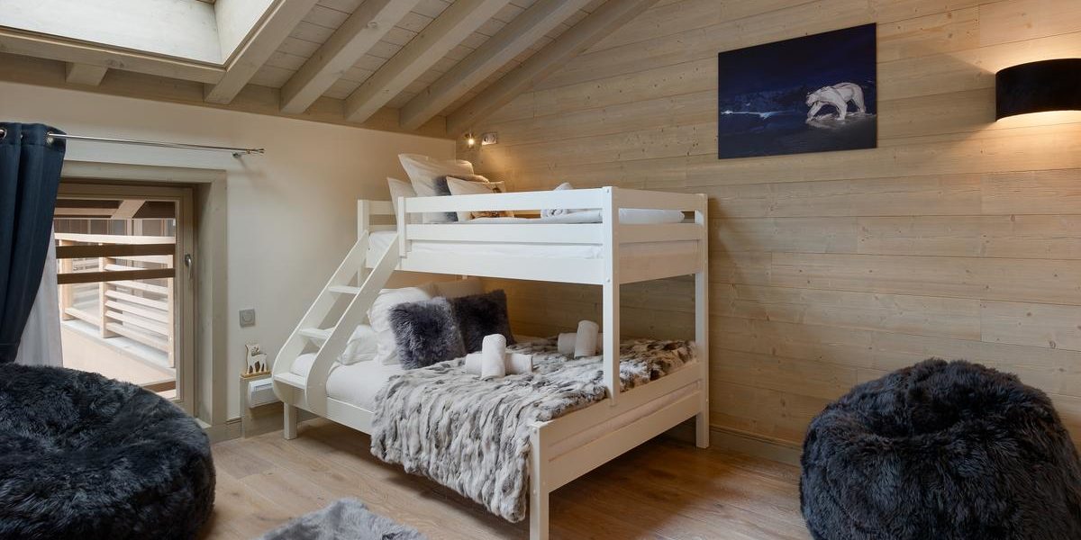 Alpine Residences Les Gets Les Portes du Soleil Frankrijk wintersport skivakantie luxe Annapurna slaapkamer stapelbed poef vloerkleed TV hout dakraam houten balken