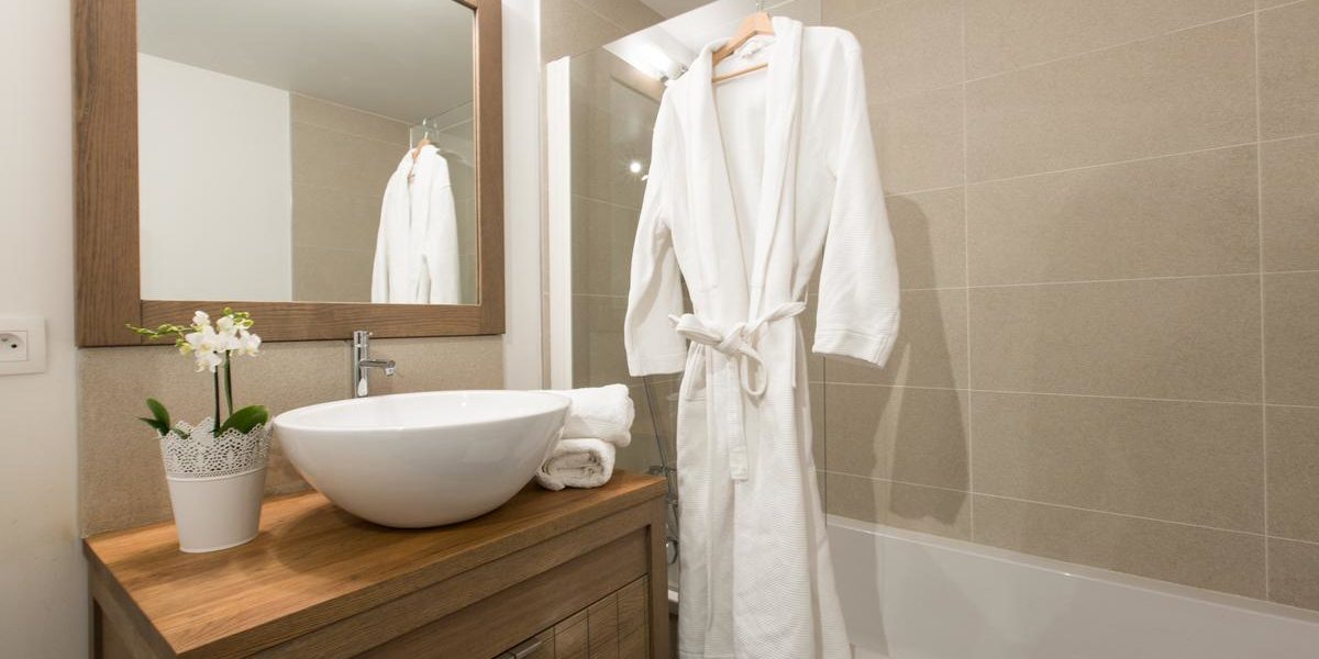 Alpine Residences Les Gets Les Portes du Soleil Frankrijk wintersport skivakantie luxe K2 badkamer bad wastafel spiegel Orchidee badjas