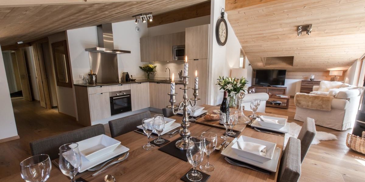 Alpine Residences Les Gets Les Portes du Soleil Frankrijk wintersport skivakantie luxe K2 eetkamer gedekte tafel kandelaar kaarsen keuken banken hout