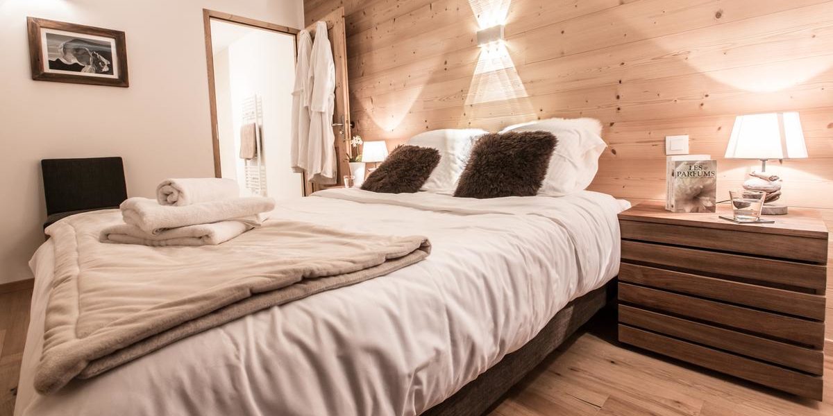 Alpine Residences Les Gets Les Portes du Soleil Frankrijk wintersport skivakantie luxe K2 slaapkamer 2-persoonsbed handdoeken kast lamp schilderij hout
