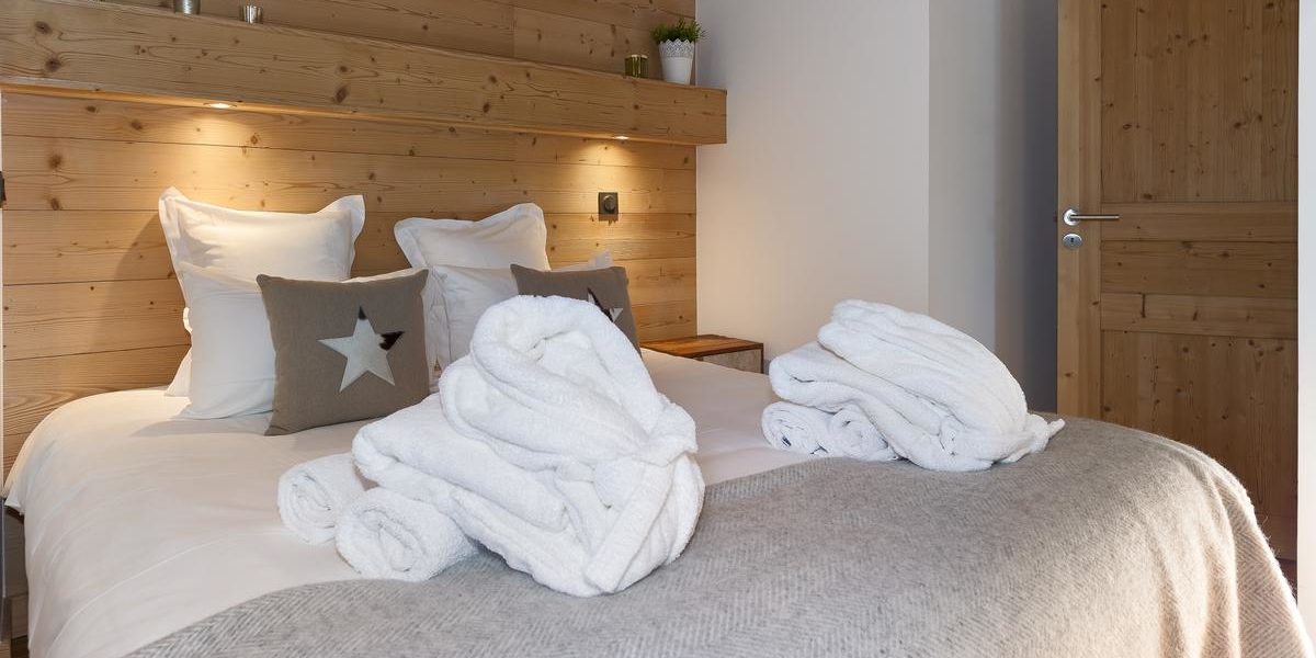Alpine Residences Les Gets Les Portes du Soleil Frankrijk wintersport skivakantie luxe Kilimandjaro slaapkamer 2-persoonsbed kussens badjassen schilderij hout verlichting