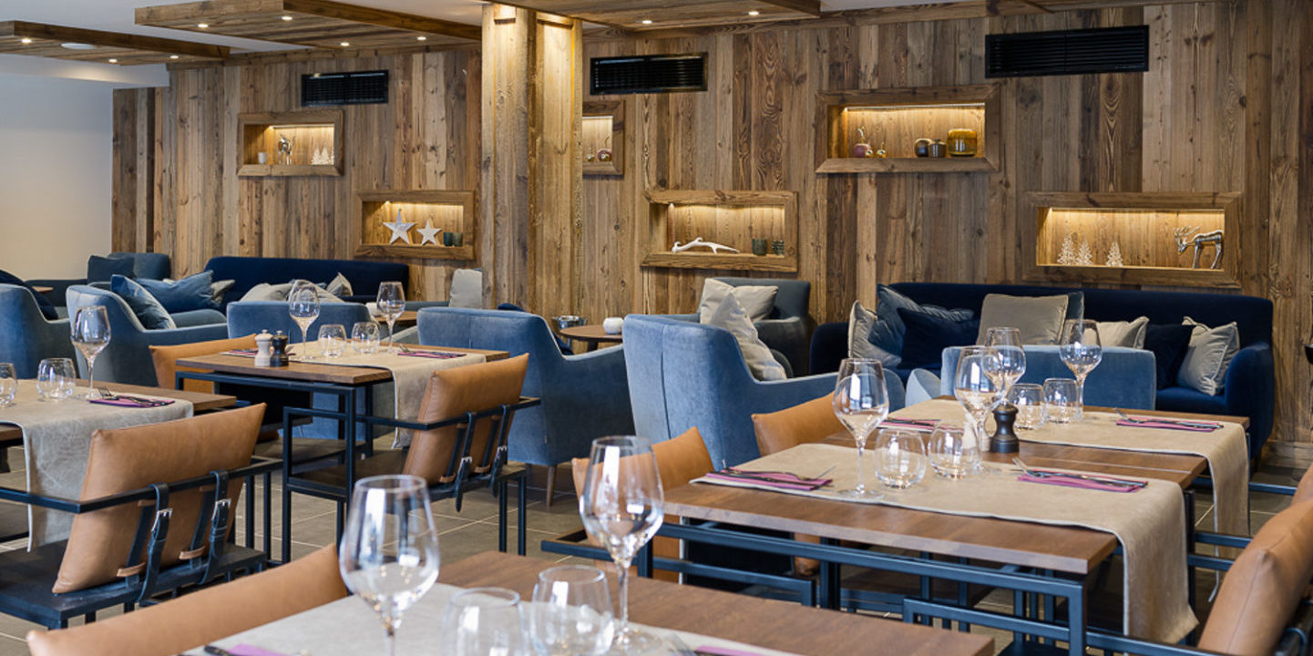 Alpine Residences Les Gets Les Portes du Soleil Frankrijk wintersport skivakantie luxe restaurant gedekte tafels wijnglazen verlichting hout