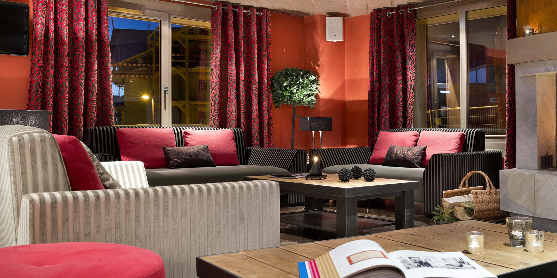 CGH Le Chalet des Dolines Montgenevre Via Lattea Frankrijk wintersport skivakantie luxe receptie banken kaarsen boek hocker ramen gordijnen