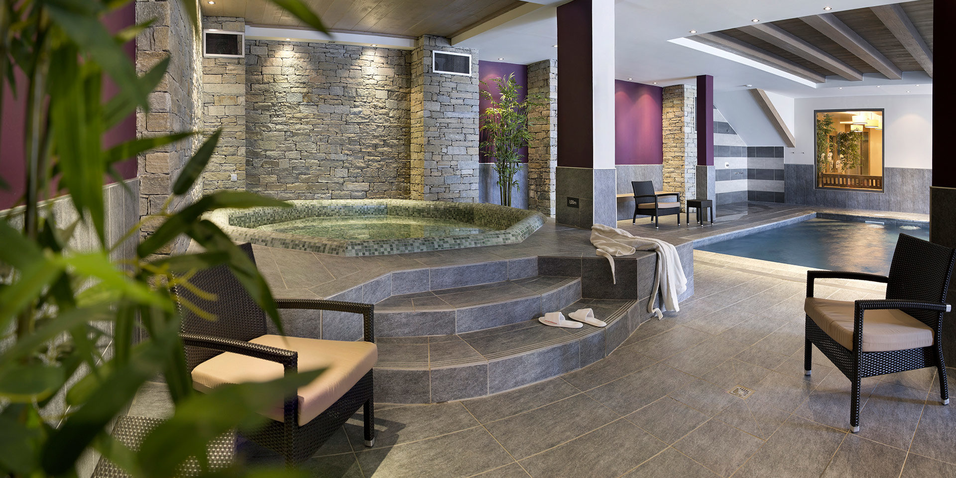 CGH Le Chalet des Dolines Montgenevre Via Lattea Frankrijk wintersport skivakantie luxe zwembad jacuzzi stoel planten badjas ontspannen relaxen genieten