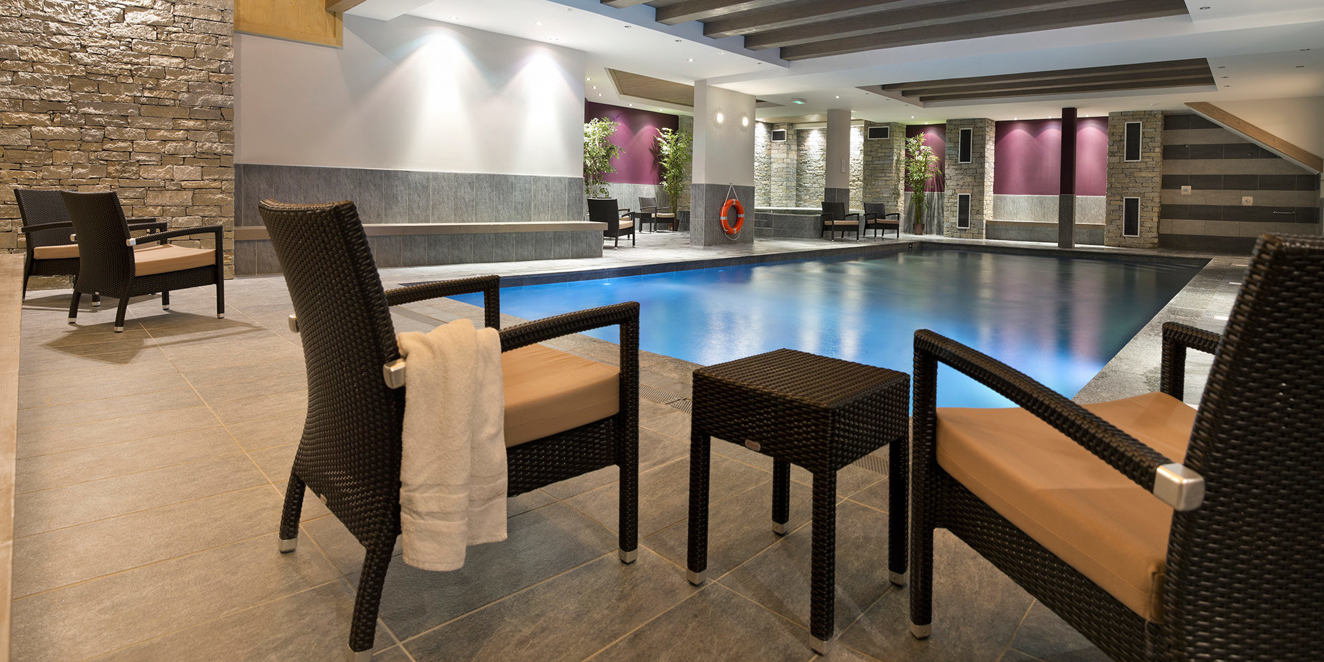 CGH Le Chalet des Dolines Montgenevre Via Lattea Frankrijk wintersport skivakantie luxe zwembad stenen stoelen planten ontspannen relaxen genieten
