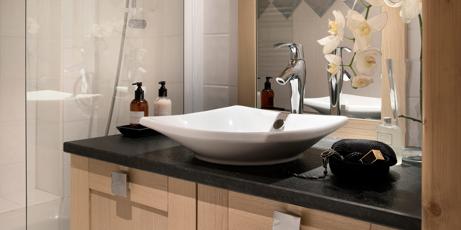 CGH Le Cristal de l'Alpe Alpe d' Huez Grand Domaine Frankrijk wintersport skivakantie luxe badkamer douche wasbak Orchidee badproducten