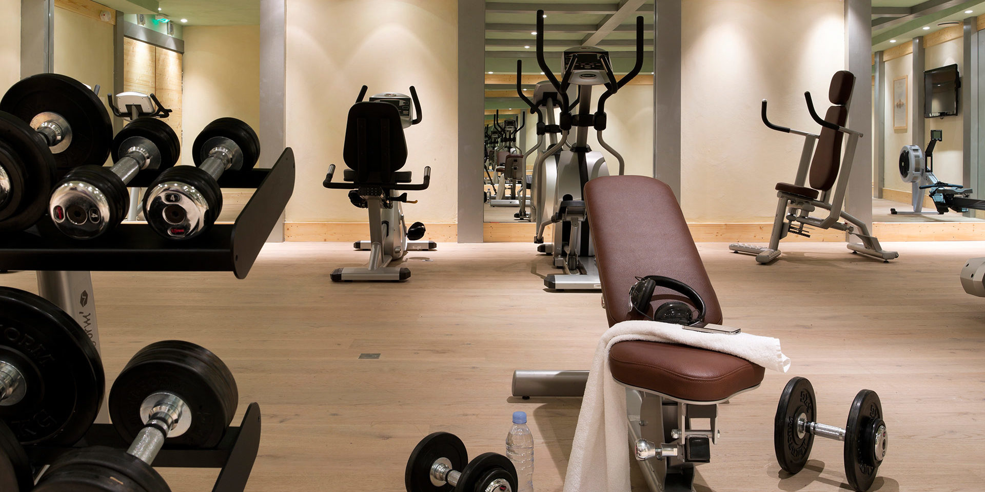 CGH Le Cristal de l'Alpe Alpe d' Huez Grand Domaine Frankrijk wintersport skivakantie luxe fitness gewichten hometrainer roeien hout spiegel