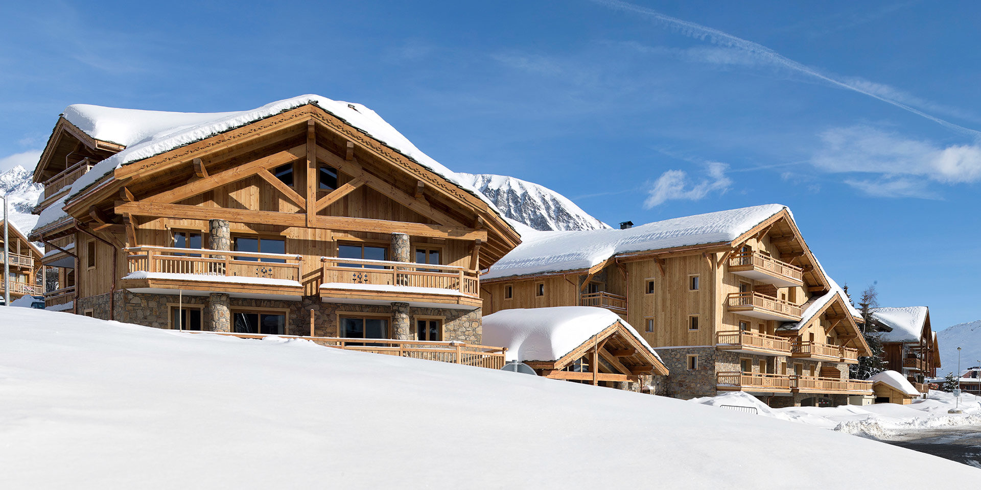 CGH Le Cristal de l'Alpe Alpe d' Huez Grand Domaine Frankrijk wintersport skivakantie luxe residence ligging sneeuw blauwe lucht