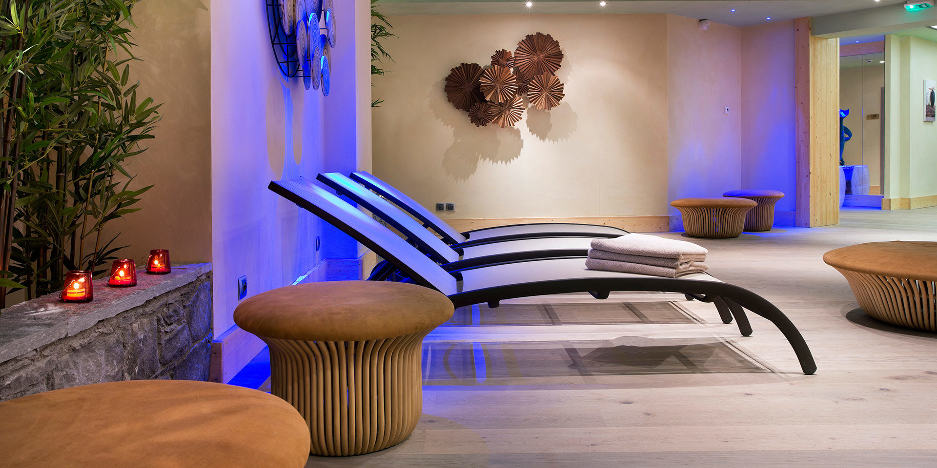 CGH Le Cristal de l'Alpe Alpe d' Huez Grand Domaine Frankrijk wintersport skivakantie luxe wellness ligstoelen hockers kaarsen ontspannen relaxen genieten
