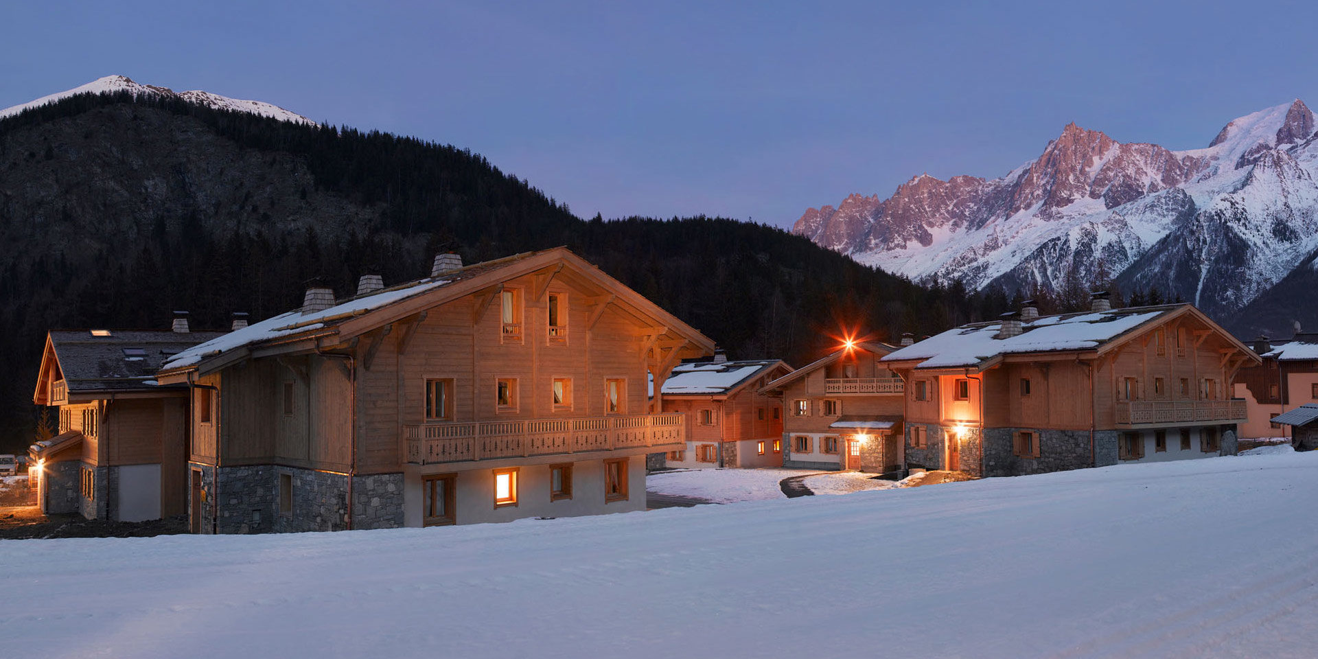 CGH Le Hameau de Pierre Blanche Les Houches Chamonix Mont Blanc Frankrijk wintersport skivakantie luxe entree chalets bergen sneeuw