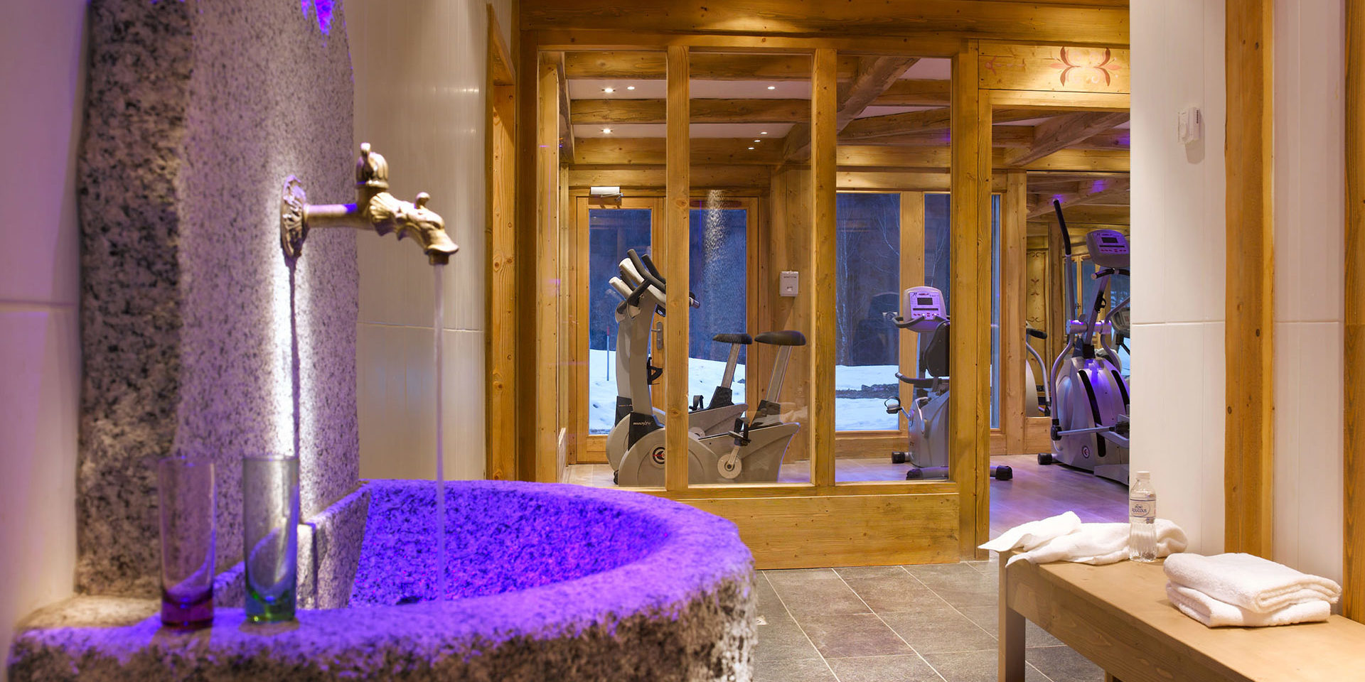 CGH Le Hameau de Pierre Blanche Les Houches Chamonix Mont Blanc Frankrijk wintersport skivakantie luxe fitness kraan handdoeken ramen crosstrainer hometrainer