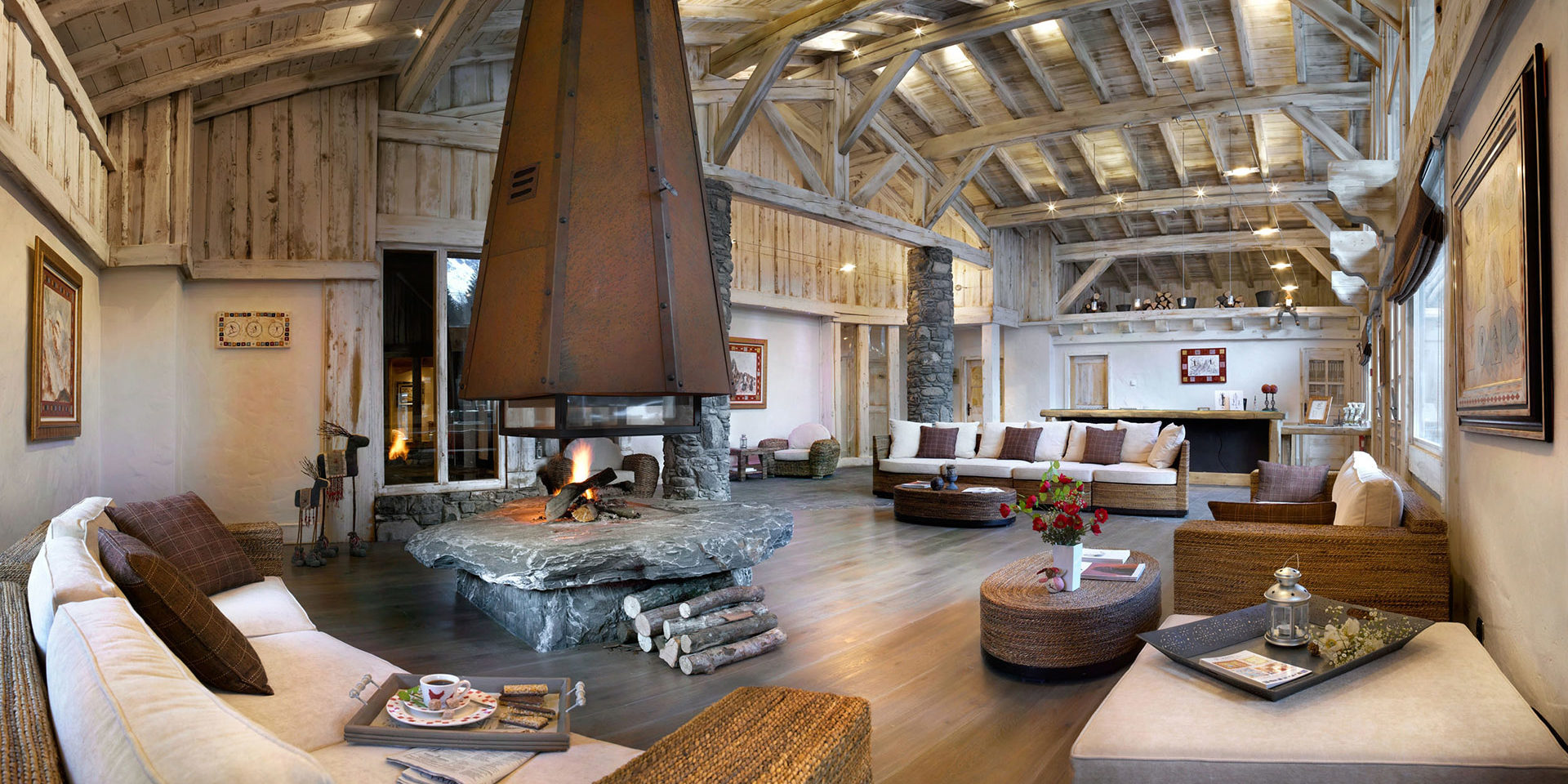 CGH Le Hameau de Pierre Blanche Les Houches Chamonix Mont Blanc Frankrijk wintersport skivakantie luxe receptie open haard lounge banken houten balken