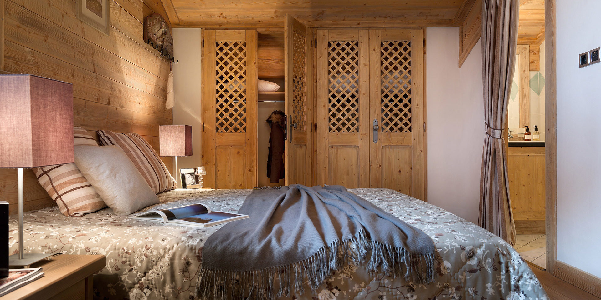 CGH Le Hameau de Pierre Blanche Les Houches Chamonix Mont Blanc Frankrijk wintersport skivakantie luxe slaapkamer 2-persoonsbed kussens houten kast