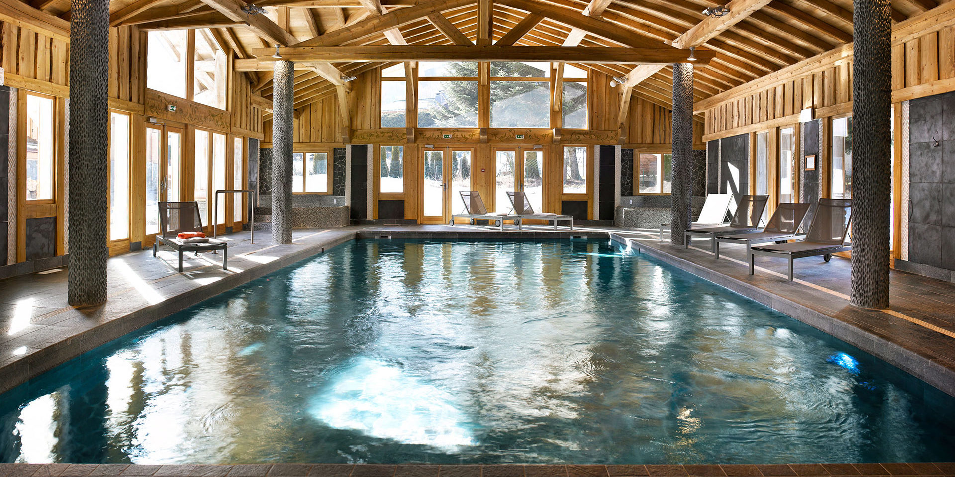 CGH Le Hameau de Pierre Blanche Les Houches Chamonix Mont Blanc Frankrijk wintersport skivakantie luxe zwembad ligstoelen hoge ramen genieten ontspannen relaxen