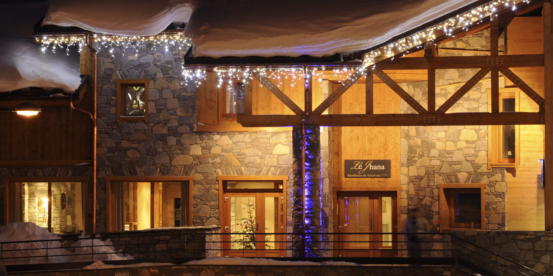 CGH Le Jhana Tignes Tignes-Val d'Isere Frankrijk wintersport skivakantie luxe residence entree sneeuw by night