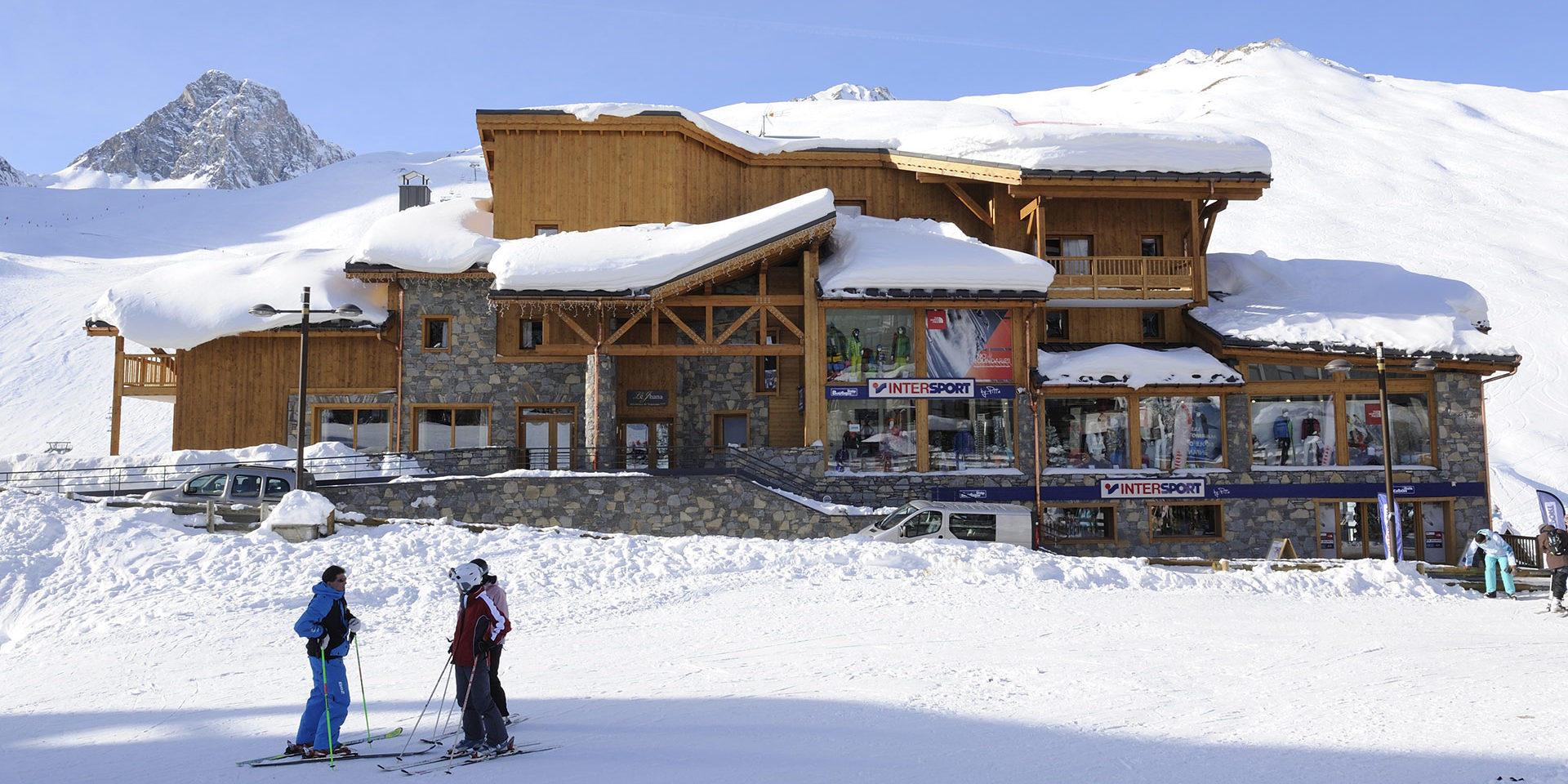 CGH Le Jhana Tignes Tignes-Val d'Isere Frankrijk wintersport skivakantie luxe residence ligging skiers bergen sneeuw blauwe lucht
