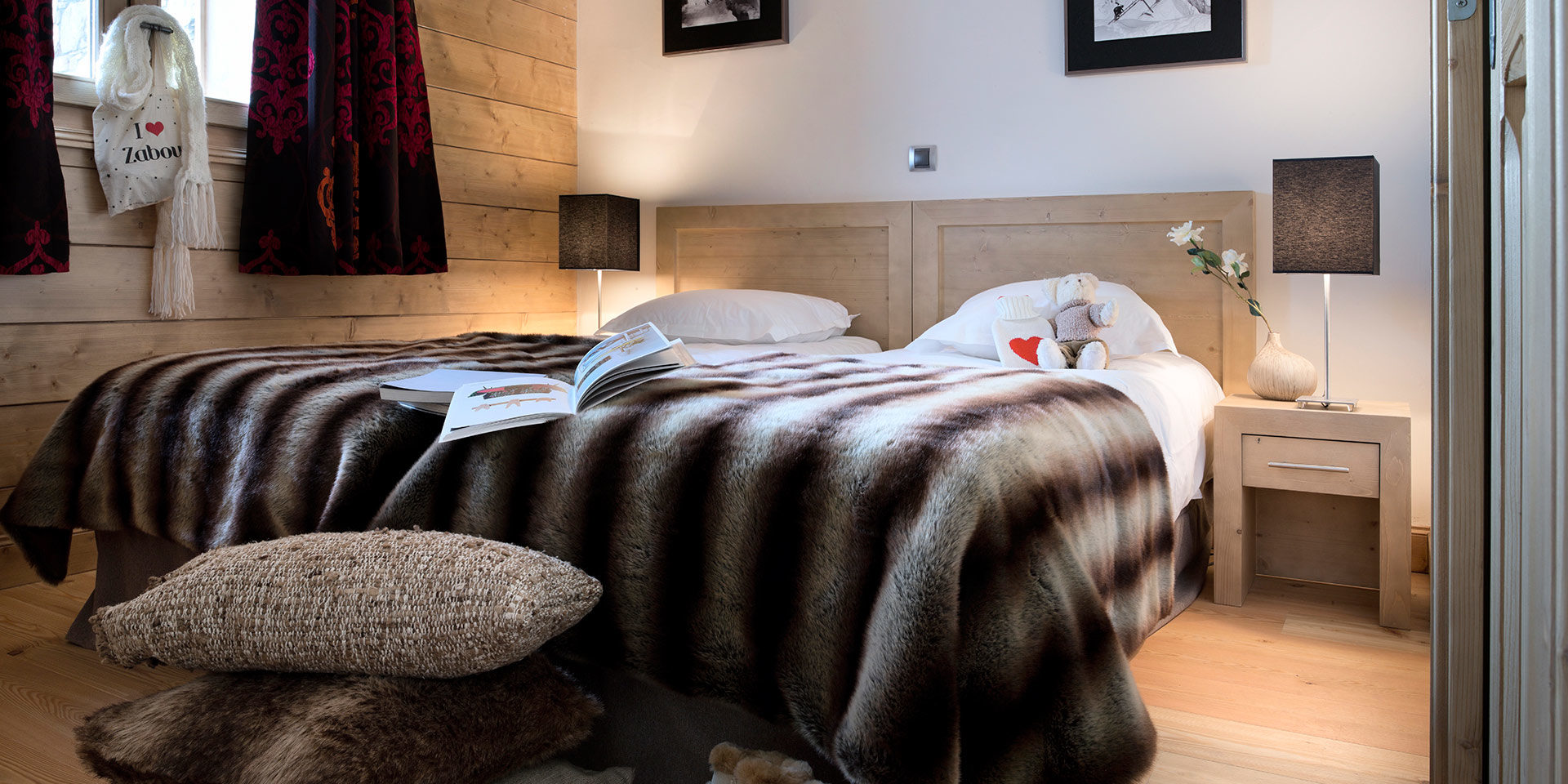 CGH Le Jhana Tignes Tignes-Val d'Isere Frankrijk wintersport skivakantie luxe slaapkamer 2-persoonsbed kussens bloem gordijnen beertje