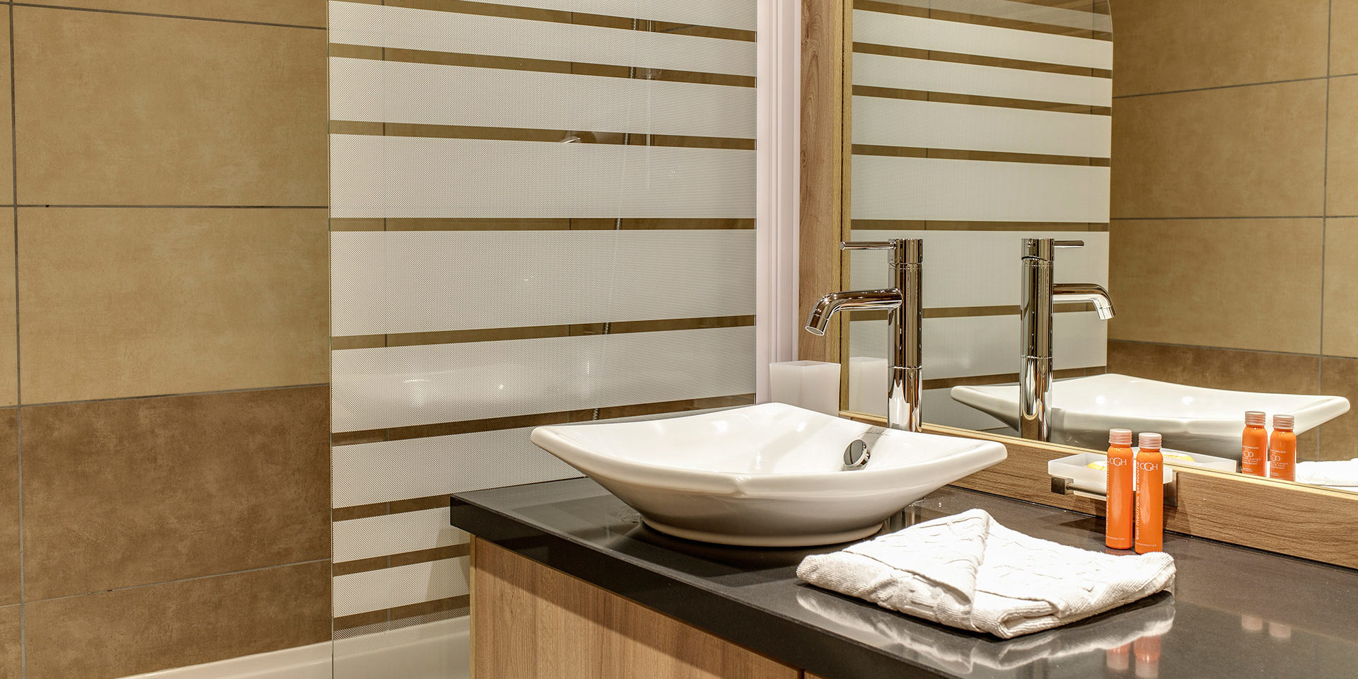 CGH Le Napoleon Montgenevre Via Lattea Frankrijk wintersport skivakantie luxe badkamer douche wastafel spiegel badproducten handdoek