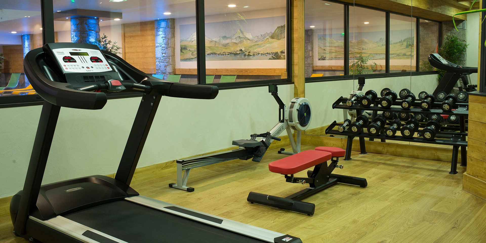 CGH Le Napoleon Montgenevre Via Lattea Frankrijk wintersport skivakantie luxe fitness loopband gewichten roeien spiegel raam zwembad ligstoelen