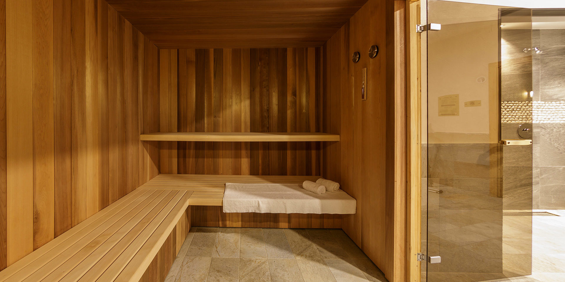 CGH Le Napoleon Montgenevre Via Lattea Frankrijk wintersport skivakantie luxe sauna handdoek douche wellness ontspannen relaxen genieten