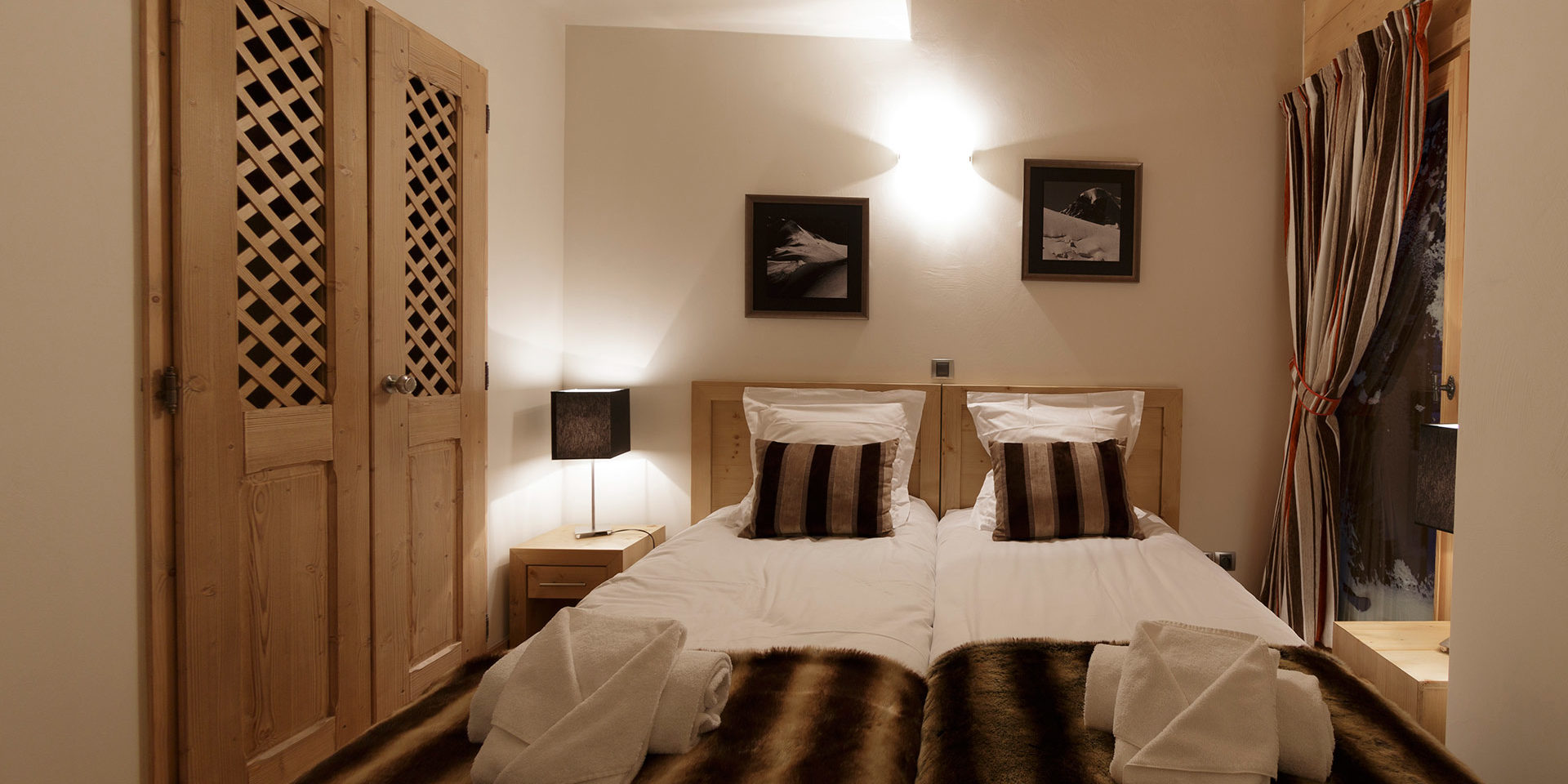 CGH Le Napoleon Montgenevre Via Lattea Frankrijk wintersport skivakantie luxe slaapkamer 2 aparte bedden houten kast schilderijen gordijn handoeken