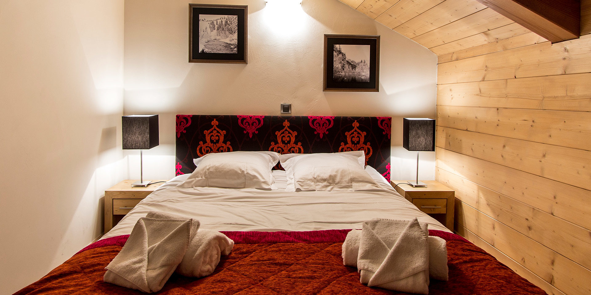 CGH Le Napoleon Montgenevre Via Lattea Frankrijk wintersport skivakantie luxe slaapkamer 2-persoonsbed hoofdbord handdoeken schilderijen hout