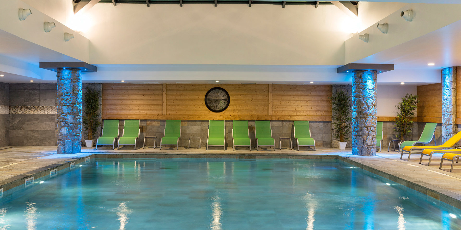 CGH Le Napoleon Montgenevre Via Lattea Frankrijk wintersport skivakantie luxe zwembad ligstoelen stenen pilaar ontspannen relaxen genieten