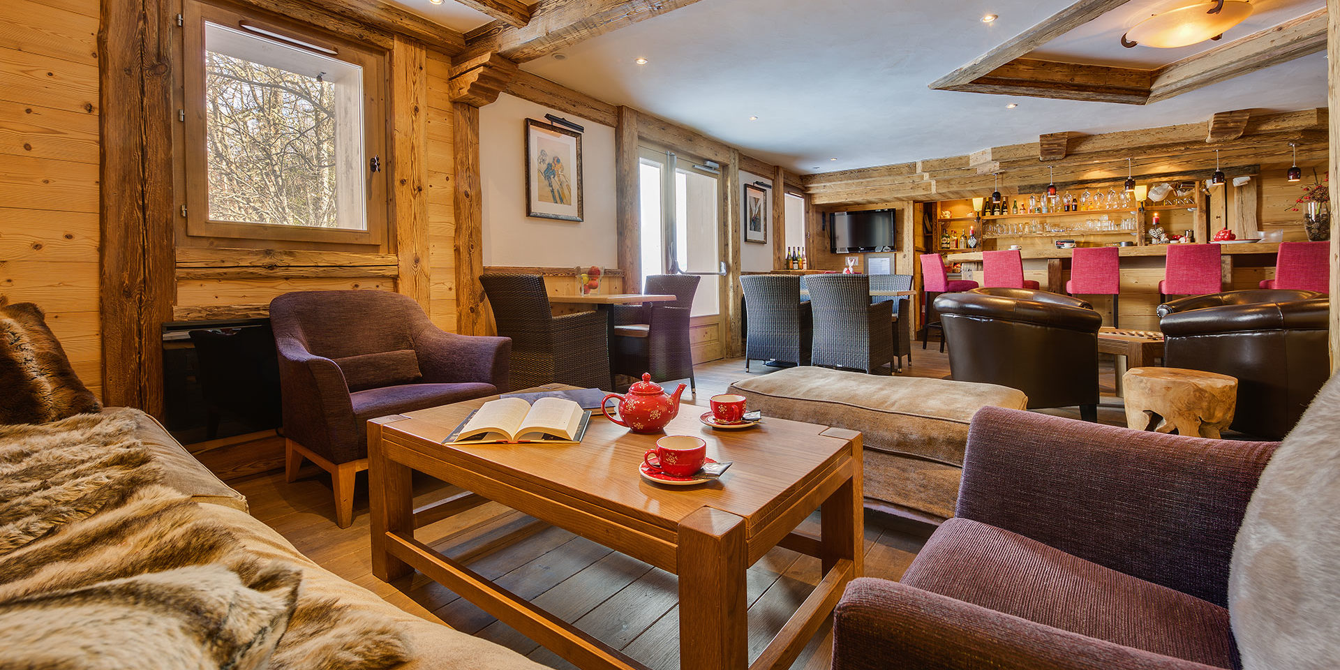 CGH Le Ruitor Sainte Foy Sainte Foy Tarentaise Frankrijk wintersport skivakantie luxe receptie banken fauteuils high tea boek hocker bar barkruken