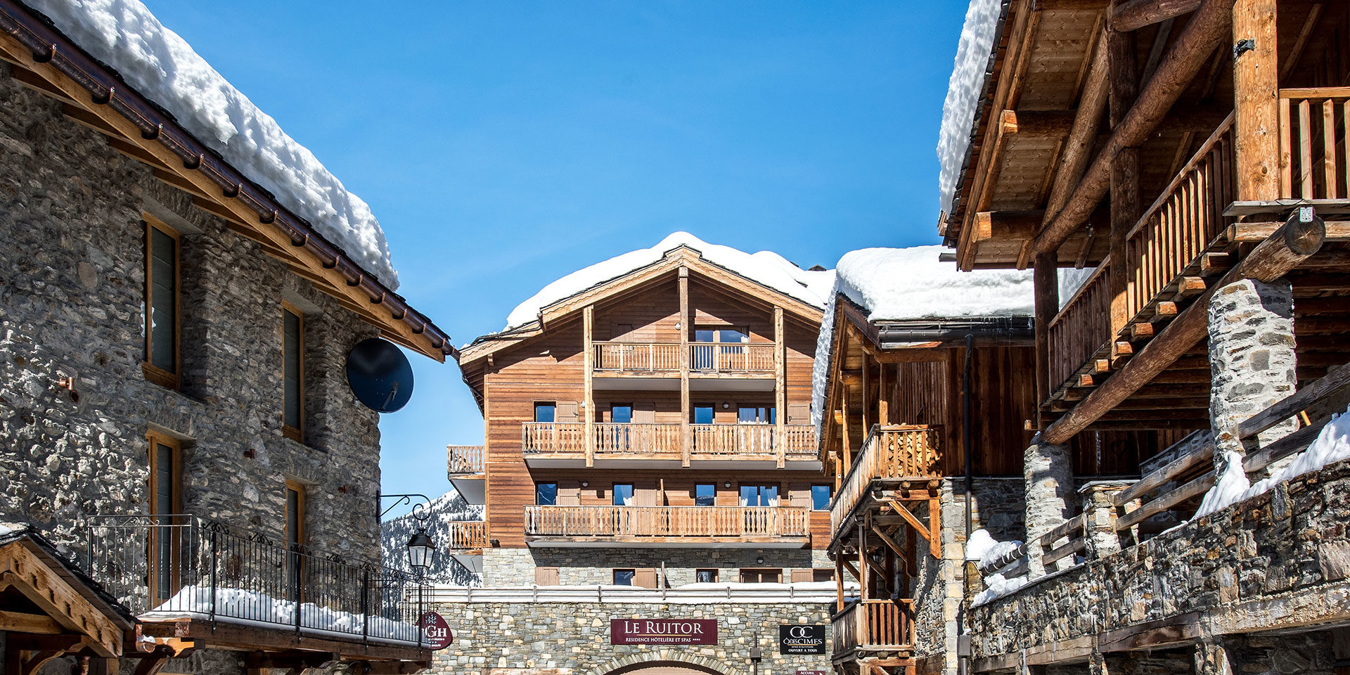 CGH Le Ruitor Sainte Foy Sainte Foy Tarentaise Frankrijk wintersport skivakantie luxe residence balkons lantaarn besneeuwde daken blauwe lucht