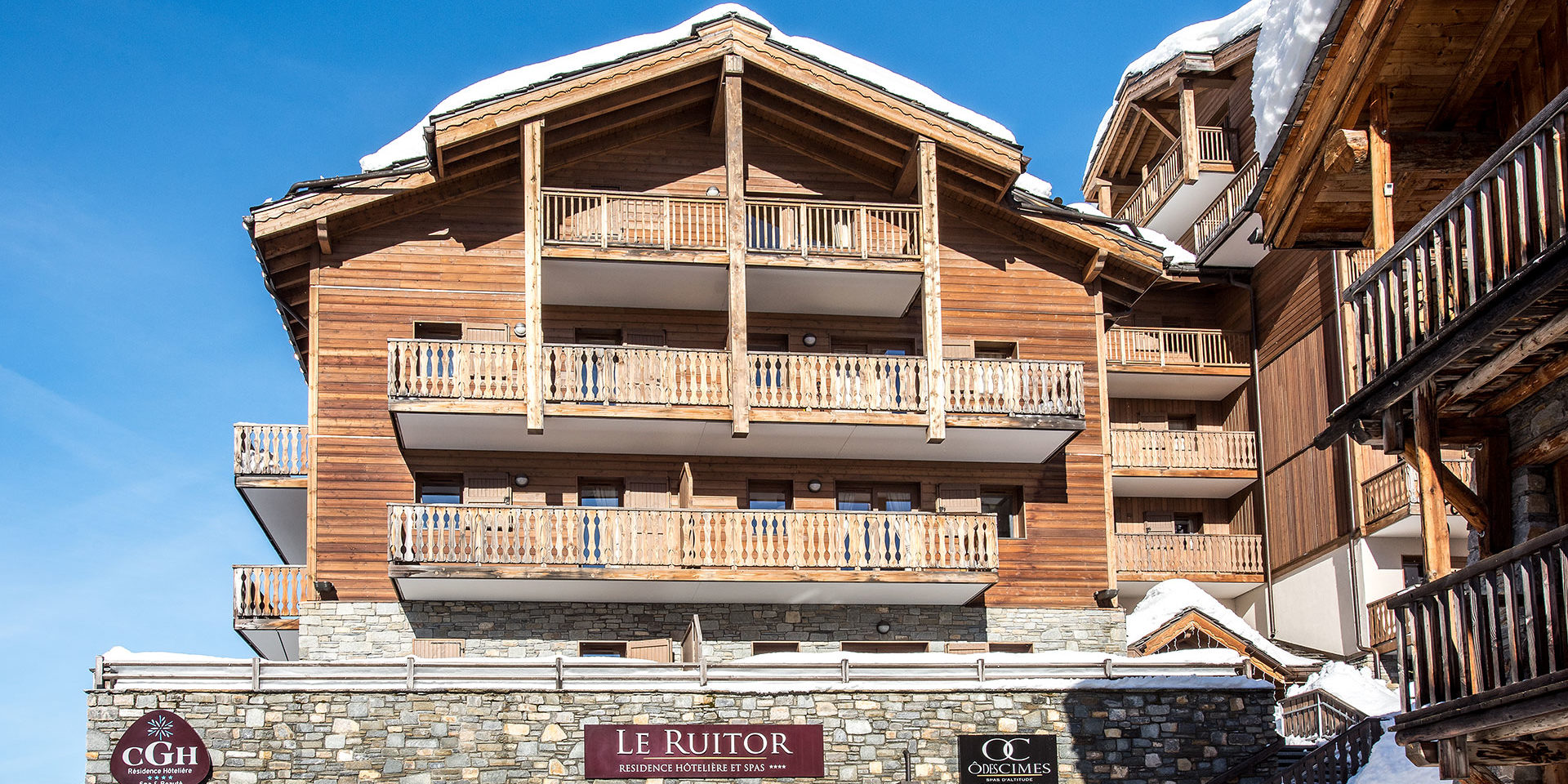 CGH Le Ruitor Sainte Foy Sainte Foy Tarentaise Frankrijk wintersport skivakantie luxe residence balkons sneeuw hout blauwe lucht