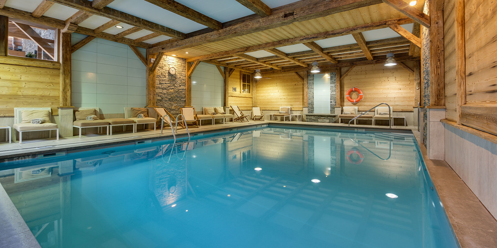 CGH Le Ruitor Sainte Foy Sainte Foy Tarentaise Frankrijk wintersport skivakantie luxe zwembad stoelen houten balken ontspannen relaxen genieten