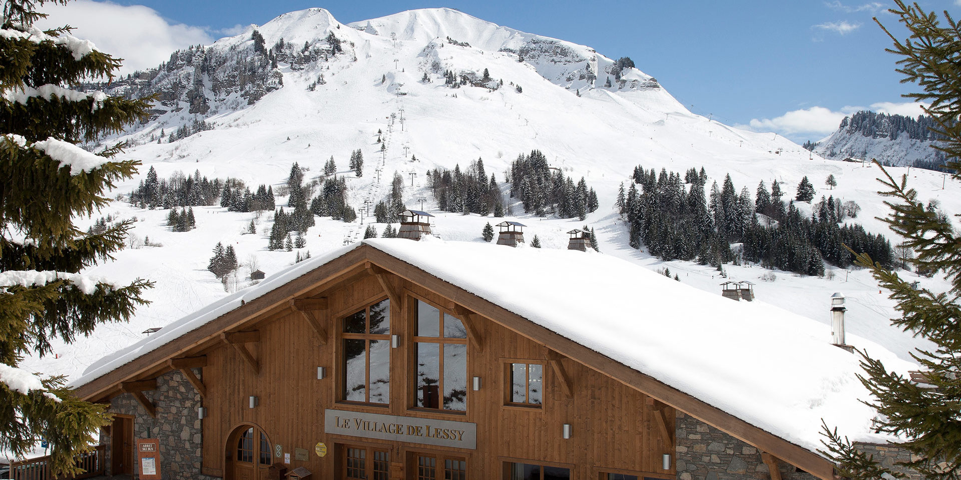 CGH Le Village de Lessy Le Grand Bornand Aravis Frankrijk wintersport skivakantie luxe entree residence piste stoeltjeslift bomen sneeuw bergen