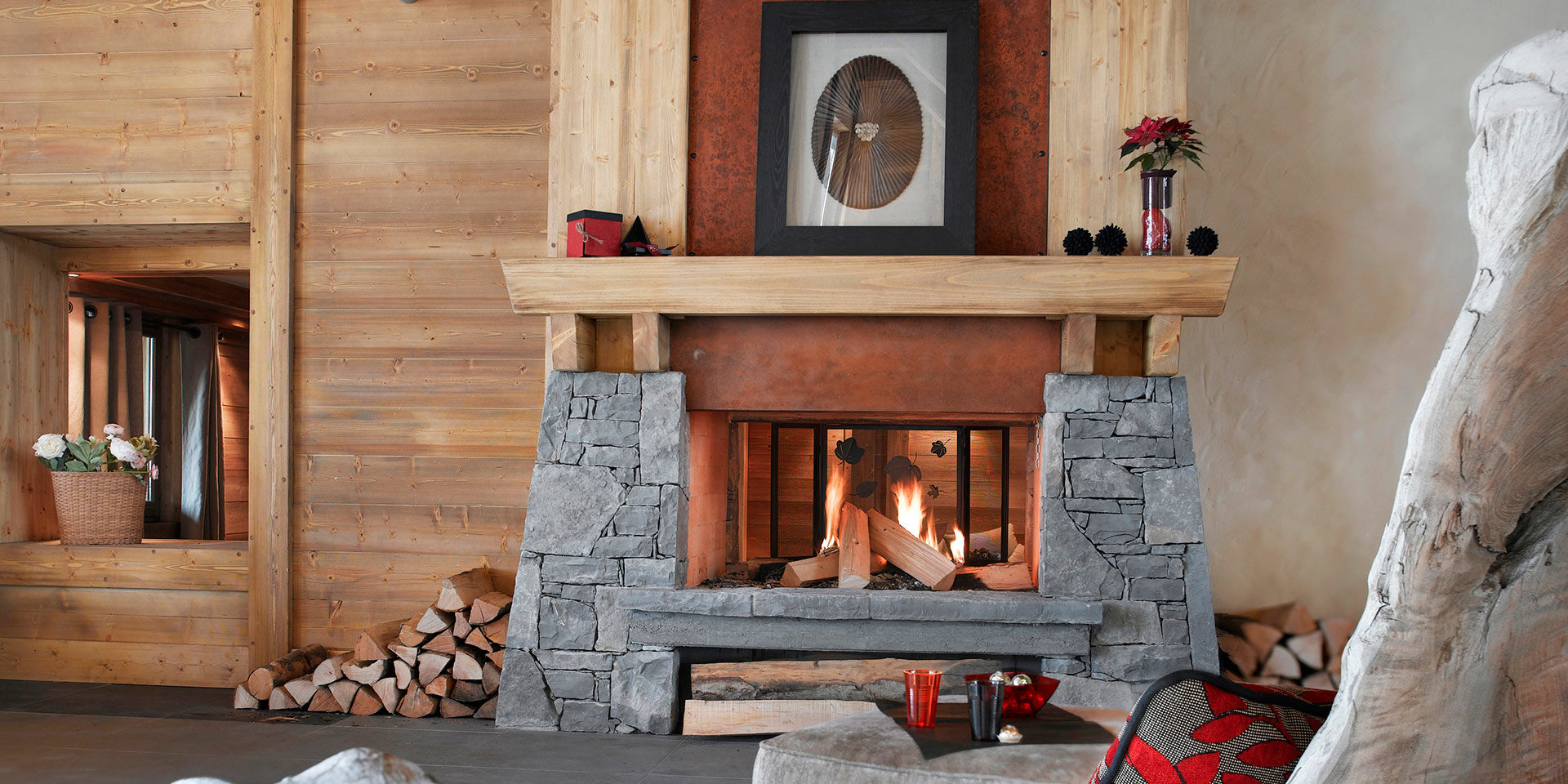 CGH Le Village de Lessy Le Grand Bornand Aravis Frankrijk wintersport skivakantie luxe receptie open haard hout kussen sfeervol gezellig