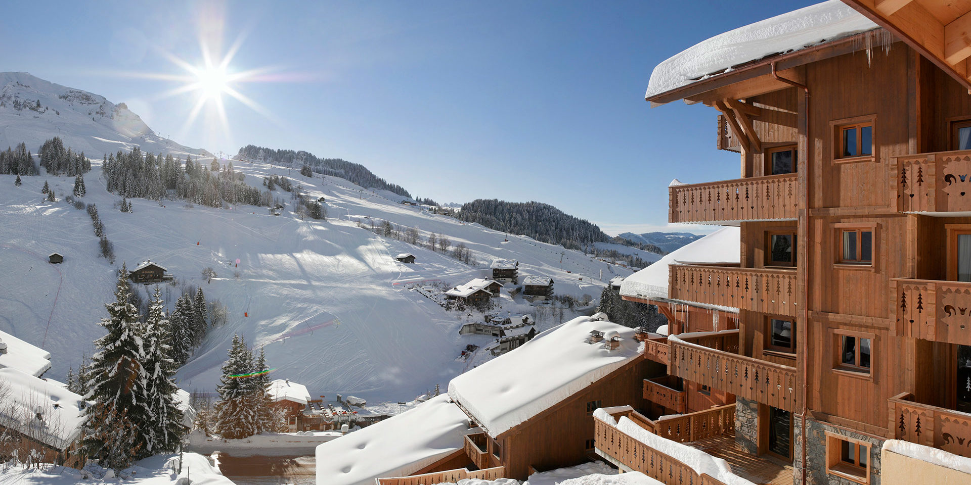 CGH Le Village de Lessy Le Grand Bornand Aravis Frankrijk wintersport skivakantie luxe residence piste sneeuw besneeuwde bomen besneeuwde bergen