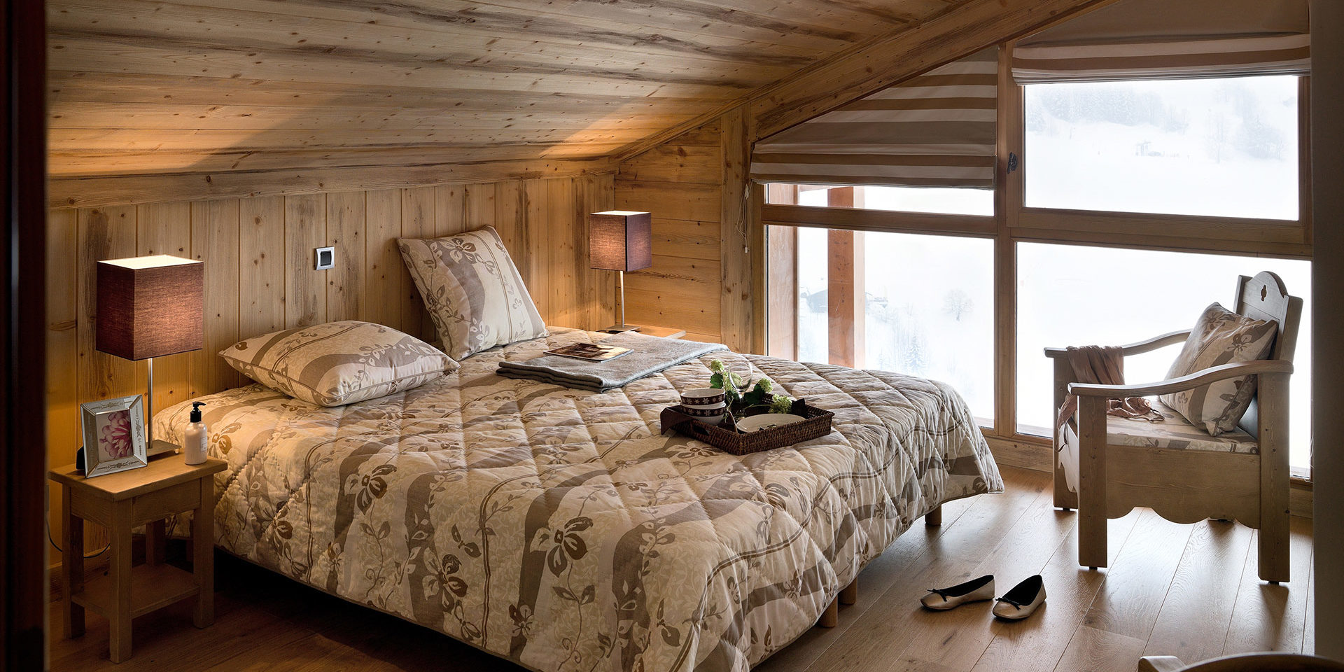 CGH Le Village de Lessy Le Grand Bornand Aravis Frankrijk wintersport skivakantie luxe slaapkamer 2-persoonsbed fauteuil hoog raam sneeuw hout