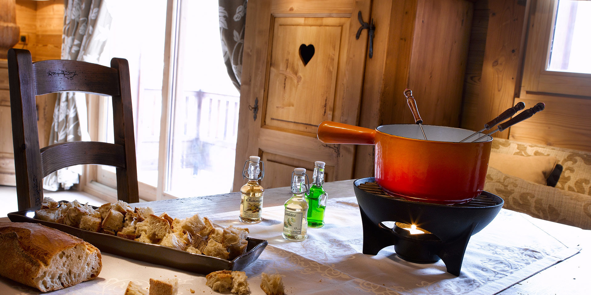 CGH Les Alpages de Champagny Champagny en Vanoise Paradiski Frankrijk wintersport skivakantie luxe appartement gedekte tafel fondue brood hout