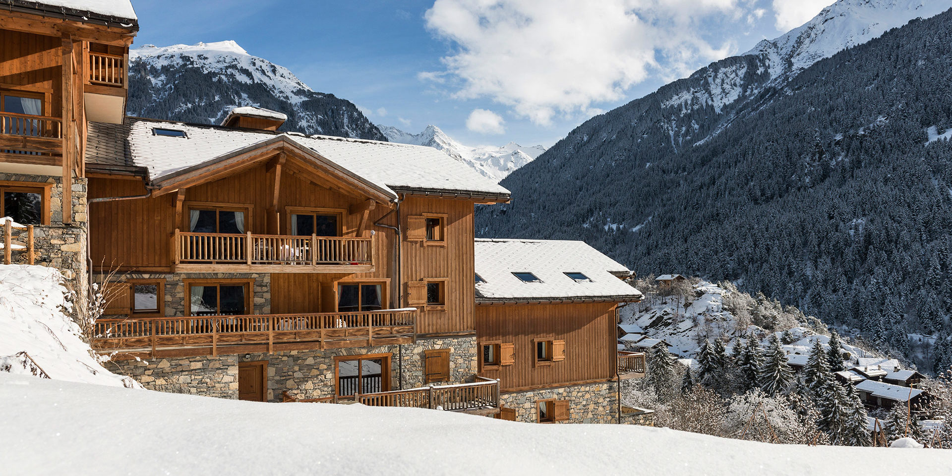 CGH Les Alpages de Champagny Champagny en Vanoise Paradiski Frankrijk wintersport skivakantie luxe residence balkons ligging bomen bergen sneeuw