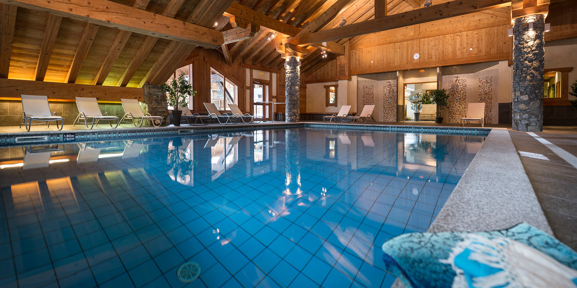 CGH Les Alpages de Champagny Champagny en Vanoise Paradiski Frankrijk wintersport skivakantie luxe zwembad ligstoelen planten houten balken ontspannen relaxen genieten