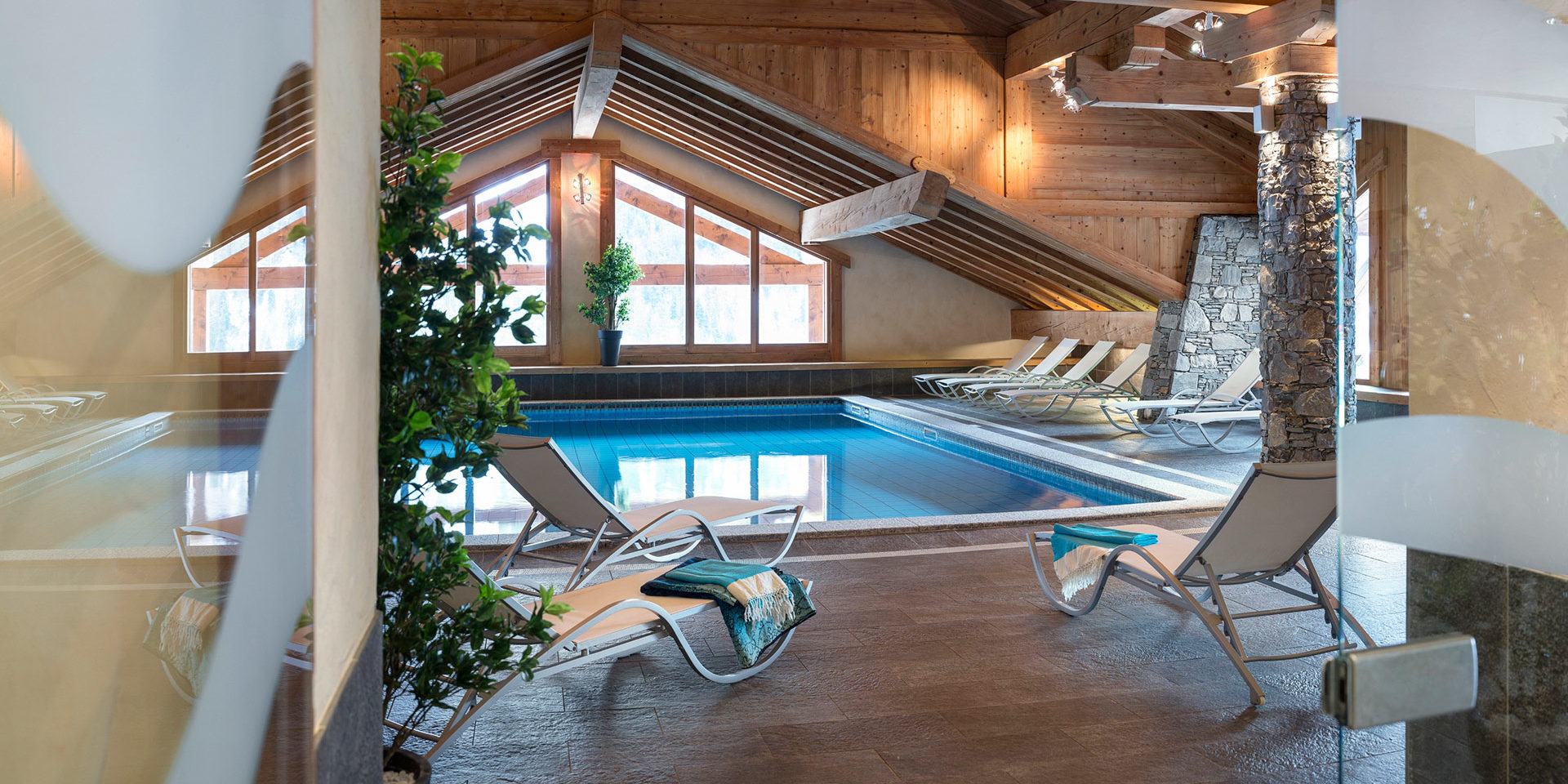 CGH Les Alpages de Champagny Champagny en Vanoise Paradiski Frankrijk wintersport skivakantie luxe zwembad ligstoelen raam planten ontspannen relaxen genieten