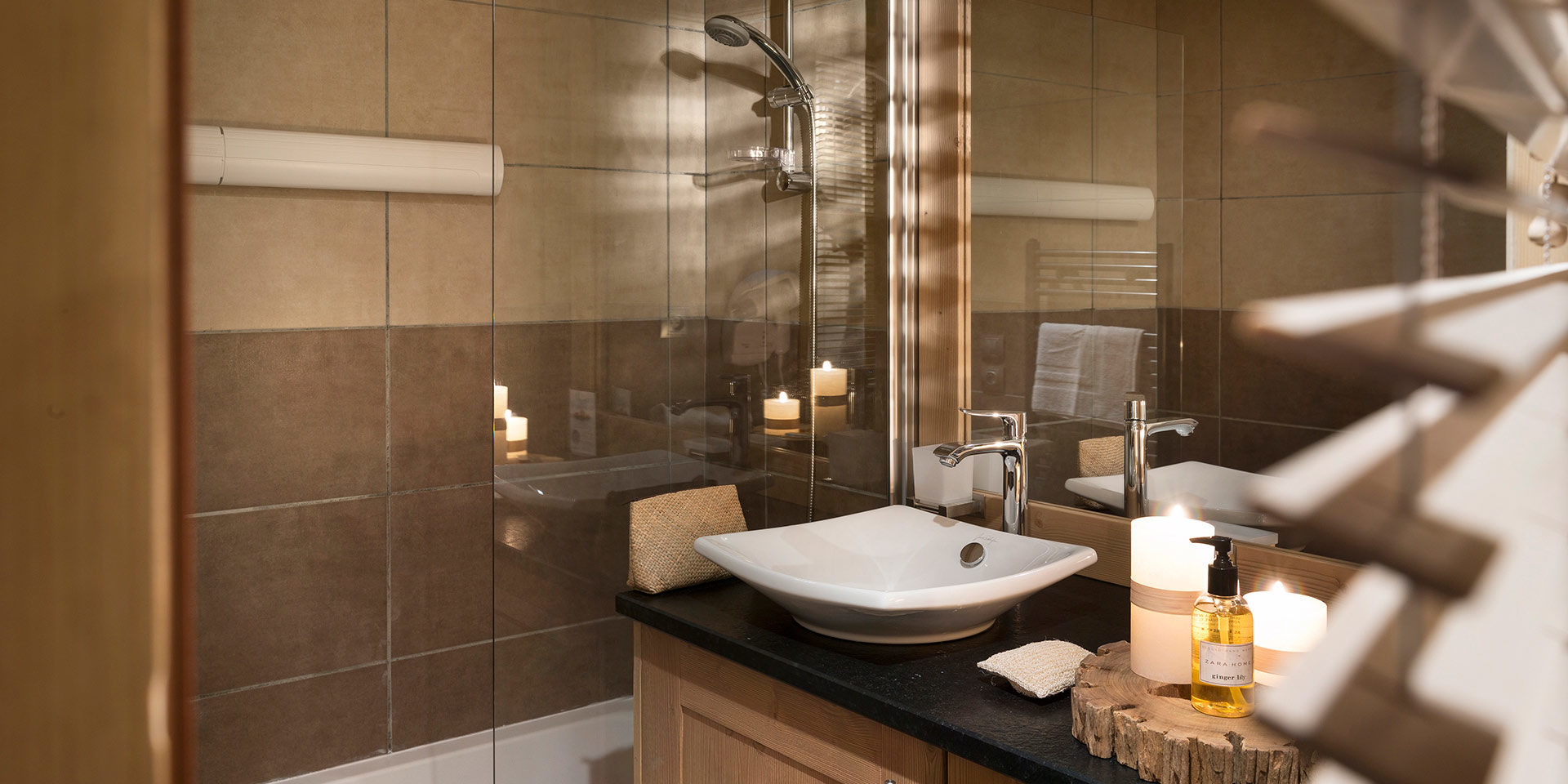 CGH Les Chalets d Angele Chatel Les Portes du Soleil Frankrijk wintersport skivakantie luxe badkamer douche wastafel kaarsen badproducten spiegel