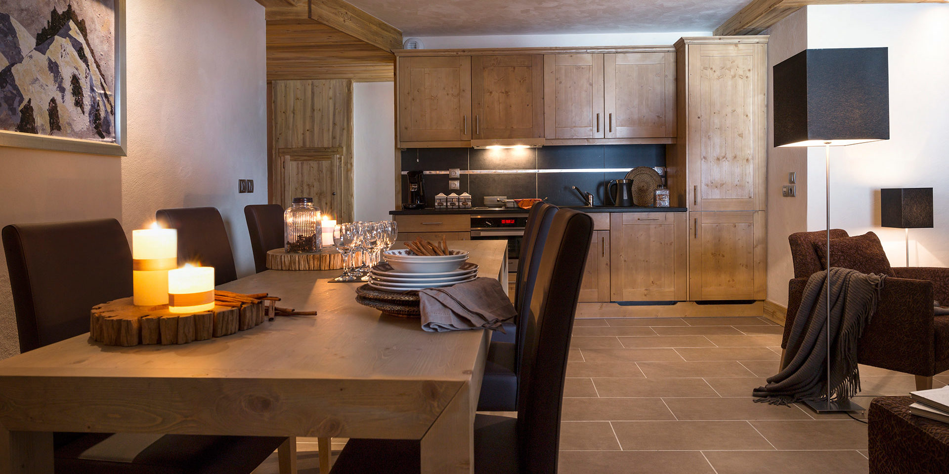 CGH Les Chalets d Angele Chatel Les Portes du Soleil Frankrijk wintersport skivakantie luxe eettafel kaarsen wijnglazen houten keuken zithoek lampen
