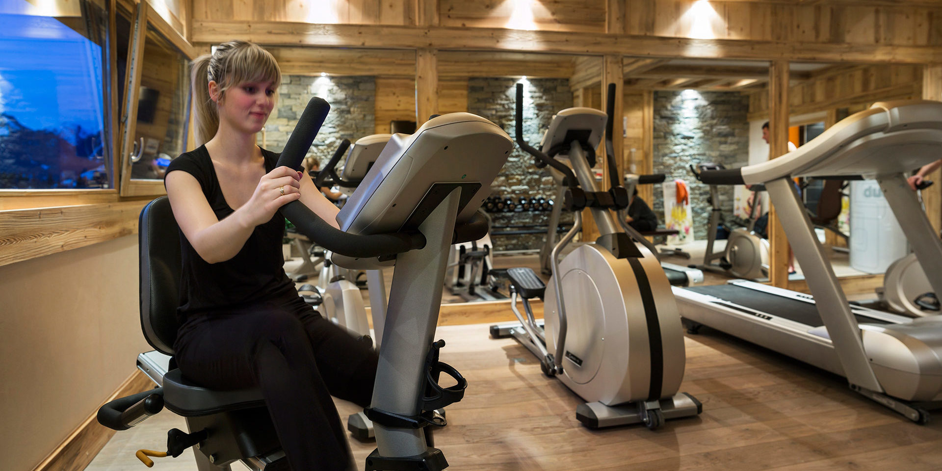 CGH Les Chalets d Angele Chatel Les Portes du Soleil Frankrijk wintersport skivakantie luxe fitness loopband hometrainer hout dame raam bergen