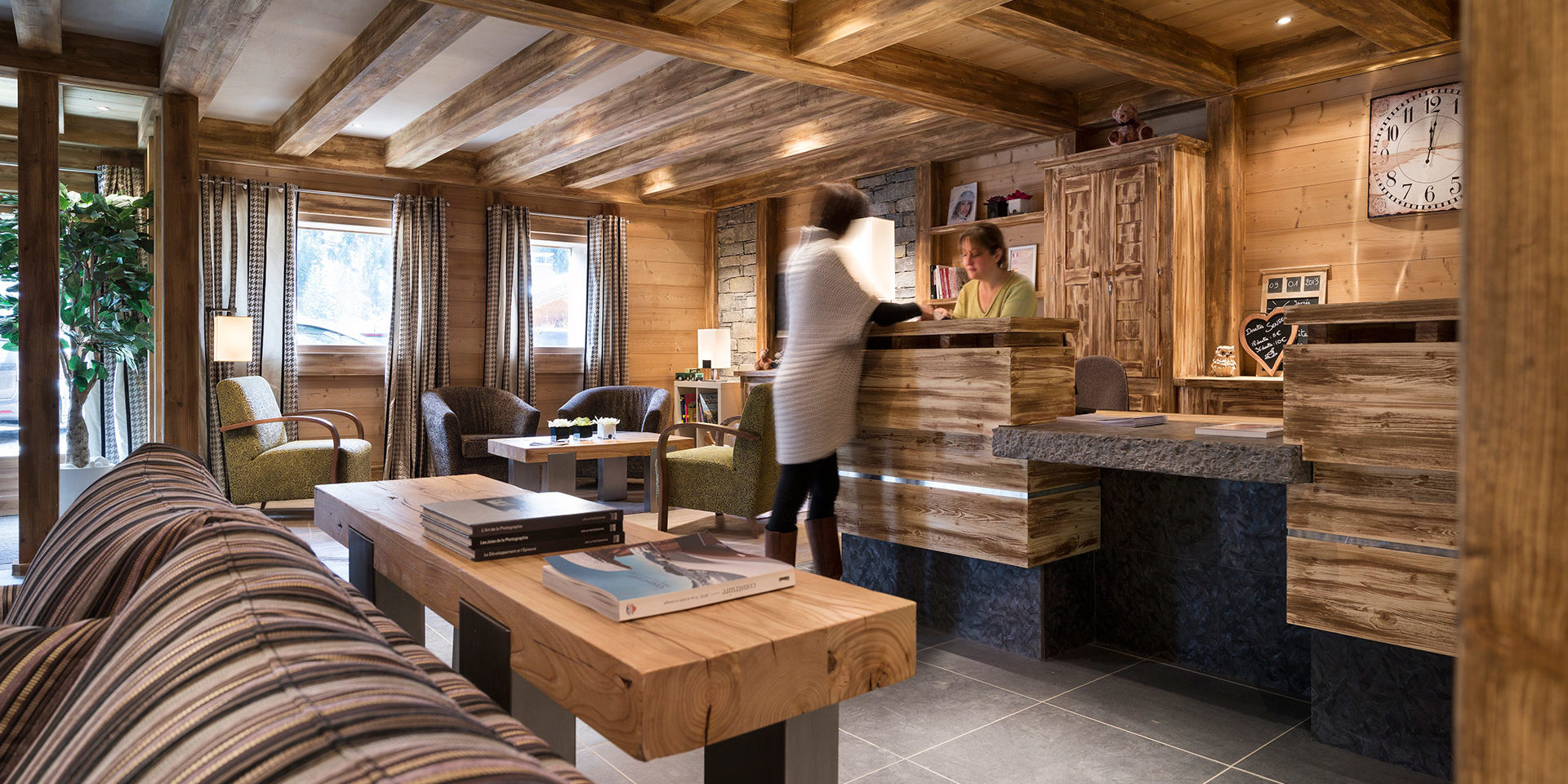 CGH Les Chalets d Angele Chatel Les Portes du Soleil Frankrijk wintersport skivakantie luxe receptie banken fauteuils boeken klok hout ramen plant beer