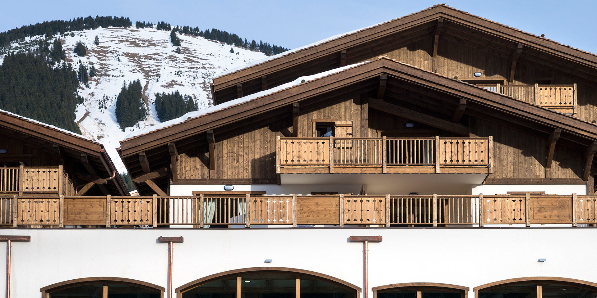 CGH Les Chalets d Angele Chatel Les Portes du Soleil Frankrijk wintersport skivakantie luxe residence balkons besneeuwde berg bomen