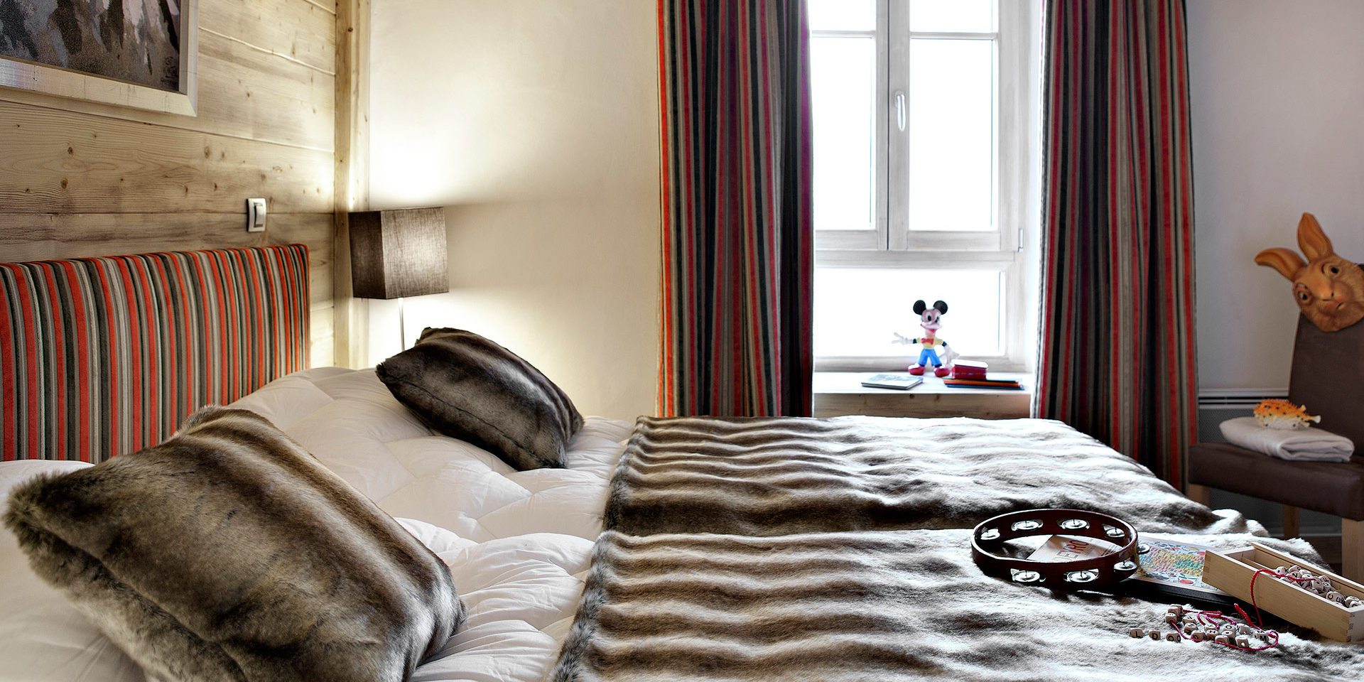 CGH Les Chalets d Angele Chatel Les Portes du Soleil Frankrijk wintersport skivakantie luxe slaapkamer aparte bedden speelgoed hout raam Mickey Mouse