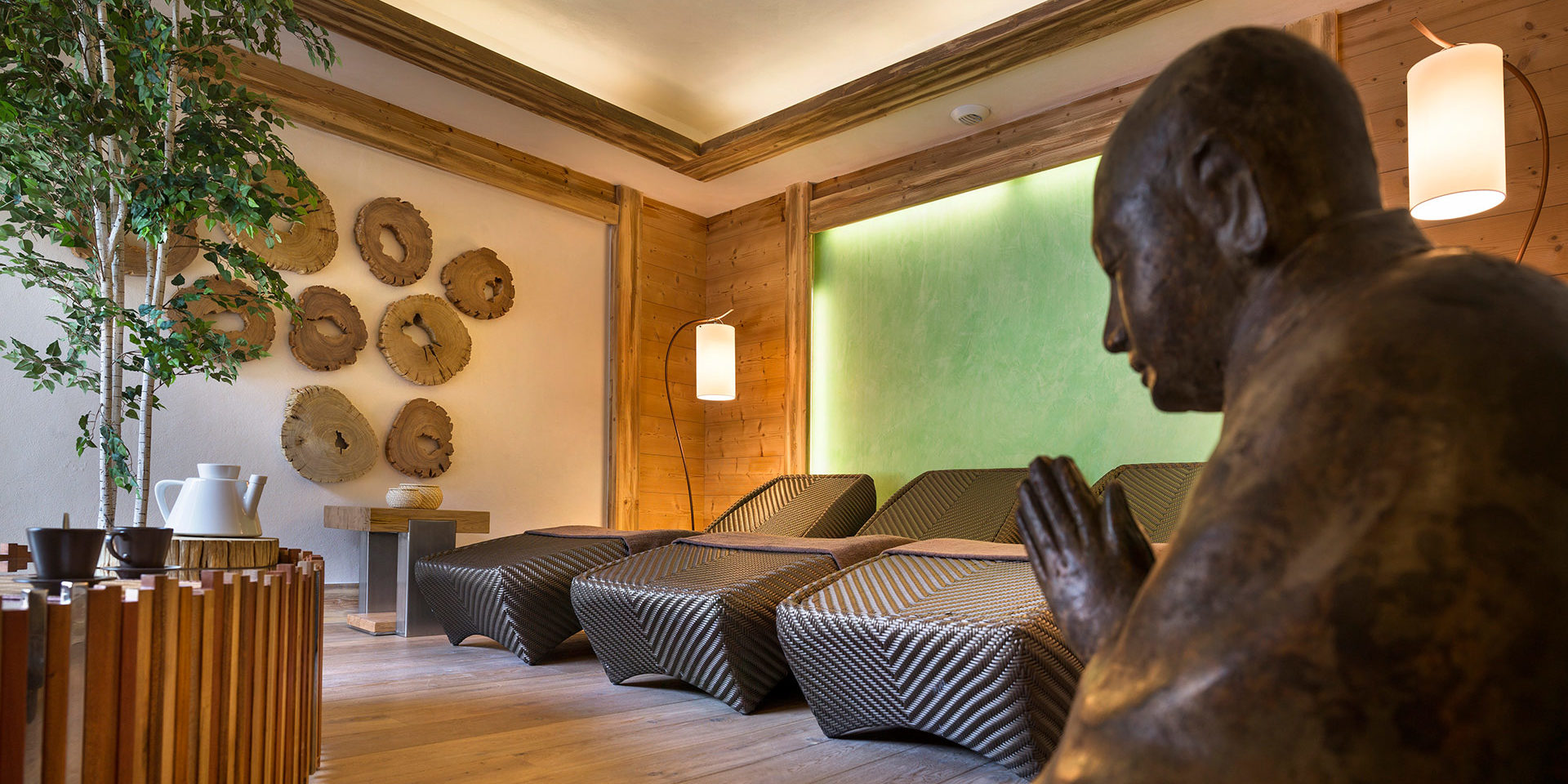 CGH Les Chalets d Angele Chatel Les Portes du Soleil Frankrijk wintersport skivakantie luxe wellness ligstoelen Boeddha thee hout boom ontspannen genieten relaxen